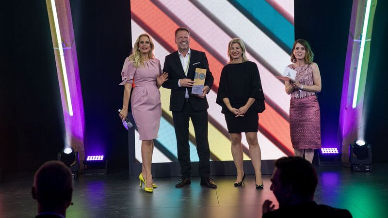 Sieger in der Kategorie „Big Love, Größenklasse S“ wurde das Autohaus Helming & Sohn. Kirsty Skinner-Gerth (re.), Leiterin Marketing BMW Deutschland und Susanna Eiber (2.v.re.) , Leiterin Marketing Mini, gratulierten. (Mini)