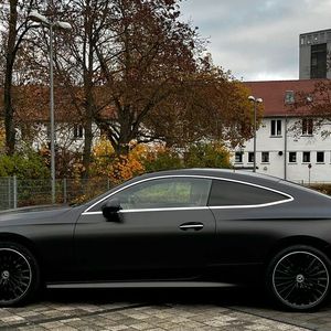 Die heutigen Coupés sind viel sportlicher gestaltet. In Sachen Einstiegs- und Sitzhöhe dürfte das die ältere und solvente Zielgruppe zwar eher abschrecken – aber sicher peilt die Marke mit dem CLE eher ein jugendlich-dynamisches Publikum an.(Bild:  Simon – VCG)