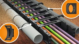 E-Kette: Ein neuer Schlauchhalter und besondere Seitenteile sorgen für eine schnelle und einfache Montage von Wellrohren und Schläuchen. (Bild: igus)