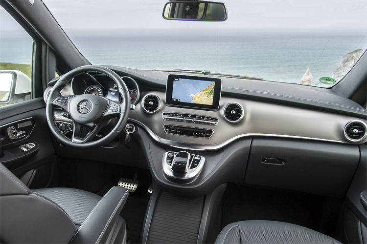 Im Cockpit der Mercedes V-Klasse sitzt der Fahrer rund zwölf Zentimeter tiefer als im Multivan. Auf seinem Armaturenbrett – hier ein Modell mit Basisausstattung – thront markant der Bildschirm des Bediensystems. (Daimler)