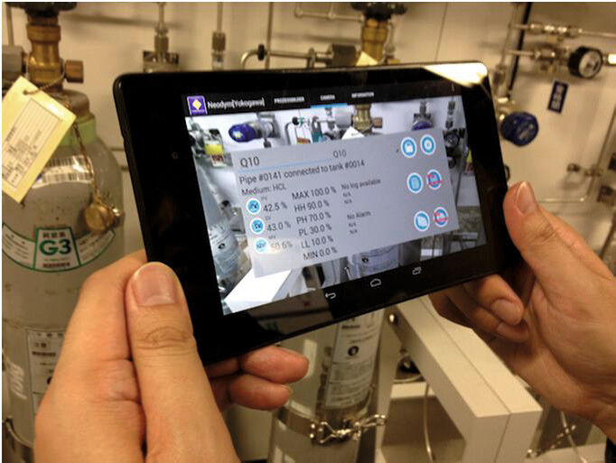Autmatisierer Yokogawa hat zusammen mit der Akzo Nobel-Tochter CF Carbons erste Feldtests seiner Augmented Reality Lösung iMaintain im Industriepark Höchst begonnen. Die Technologie nutzt ein Android-Tablet, welches direkt an das Yokogawa-Prozessleitsystem angebunden ist. (Bild: Akzo Nobel/Yokogawa)
