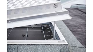 Lichtkuppeln auf Lager- und Produktionsgebäuden, hier in Lüftungsstellung, können optimal zum Austausch warmer Innenluft gegen kühlere Außenluft beitragen. (Bild: FVLR)