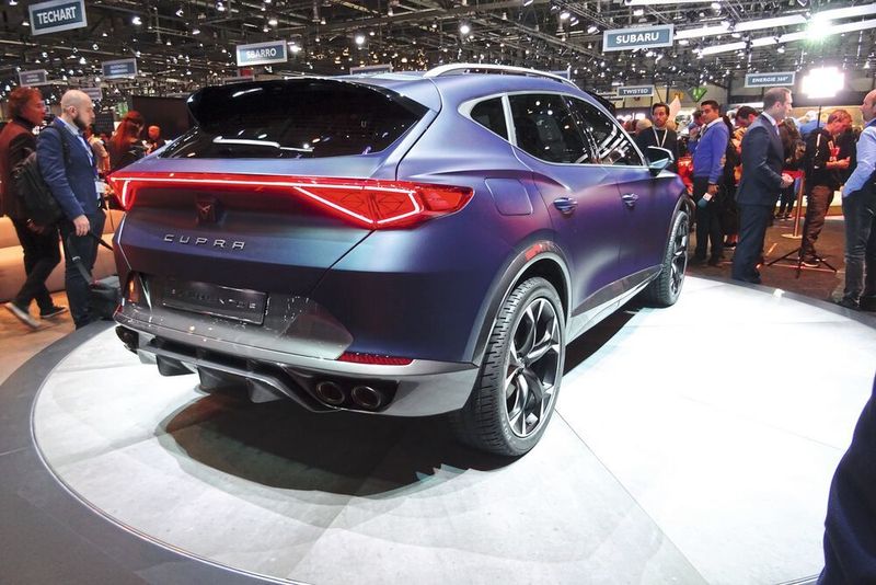Ein durchgehendes Rücklicht-Band soll das Cupra-E-Modell zieren, der auf dem Genfer Salon 2019 gezeigte Formentor hat es schon. Bei diesem klassichen Modell spricht Seat übrigens vom „CUV“, einem coupéhaften SUV.  (Seyerlein/»kfz-betrieb«)