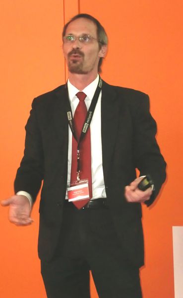 Holger Nickel von der Aixpertsoft GmbH stellt „Aixboms“ vor. Der Hersteller bietet eine Advanced CMDB (Configuration Management Data Base) für das IT Service und Datacenter Infrastructure Management und findet sich seit jeher in der Top-DCIM-Liste. (Bild: Ostler)
