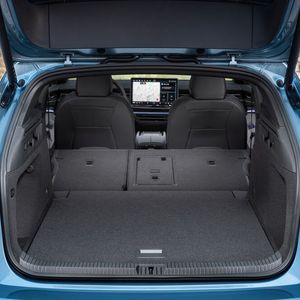 Die Ladefläche des ID 7 Tourer steigt bei umgeklappter Rückbank erkennbar an.(Bild:  Volkswagen)