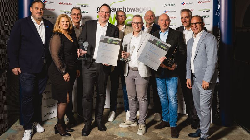 Die Preisträger des Innovationspreises mit Entwicklungspartnern und Jury. (Bild: Stefan Bausewein)