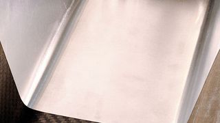 Mit CFK-Prepreg als Kern und Stahl als Deck- und Grundblech entsteht ein Profil, das ohne mechanischen Eigenschaftsverlust das Profilgewicht reduziert. Das ist auch dann der Fall, wenn beim Deckblech Stahl durch Aluminium ersetzt wird. (Bild: ILH, Universität Paderborn)