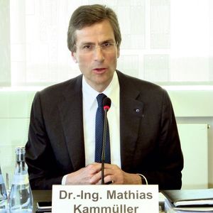 „Die Entwicklung geht hin zu kleineren Losgrößen und dabei dann mehr kleine statt wenige große Aufträge sowie die immer wichtiger werdende Abwicklung der Logistik sind die neuen Herausforderungen – der Bedarf zur Prozessoptimierung ist also vorhanden“, sagte Dr.-Ing. Mathias Kammüller, Vorsitzender des Geschäftsbereichs Werkzeugmaschinen, anlässlich der Trumpf-Hausmesse Intech.