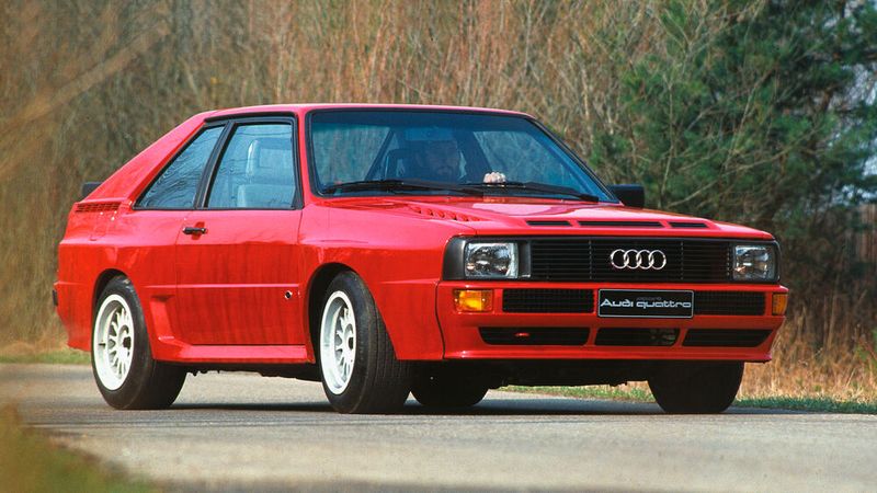 Im September 1983 stellt Audi auf der Internationalen Automobilausstellung in Frankfurt am Main den Audi Sport quattro (B2) vor. Für Vortrieb sorgt hier ein 2,1-Liter-Hochleistungsaggregat mit Vierventiltechnik, das 225 kW (306 PS) bei 6.700 Umdrehungen pro Minute leistet. Bei 3.700 Touren liegt das maximale Drehmoment von 350 Newtonmeter an. Die Auslieferungen folgen ab Mai 1984. Der Audi Sport quattro (B2) ist eine auf 214 Fahrzeuge limitierte Sonderserie, die aus Homologationsgründen für den Rallyesport aufgelegt wird. Das Reglement macht es notwendig, den Hubraum auf 2.133 cm³ zu begrenzen. (Bild: AUDI AG)