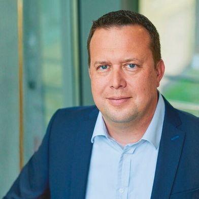 Oliver Sax ist Teil des Vorstandes von Ceratizit und verantwortlich für die Bereiche Zerspanung und Stäbe. Er leitet den zur Plansee-Gruppe gehörenden Spezialisten für Zerspanungswerkzeuge und Hartmetalllösungen. Sax verantwortet die strategische Ausrichtung des Weltmarktführers und setzt dabei insbesondere auf den Ausbau der Kreislaufwirtschaft sowie die technologische Unabhängigkeit bei der Versorgung mit dem kritischen Rohstoff Wolfram. Das Unternehmen blickt auf eine über 100-jährige Expertise in der Werkstoffentwicklung zurück. (Bild: Ceratizit Deutschland GmbH)