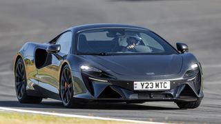 Auch McLaren wird elektrisch. Der Artura ist der erste Plug-in-Hybrid des Sportwagenherstellers. (Bild: McLaren)