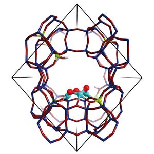 Kupfer-Oxo-Cluster in einem Zeolith mit Mordenit-Struktur