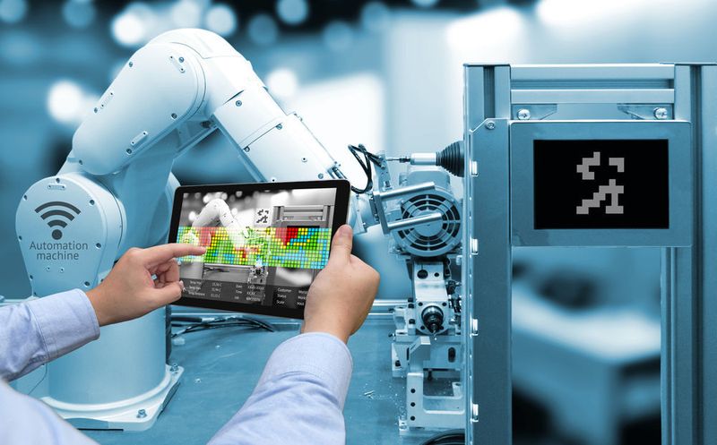Automation wird wesentlich effizienter sein und die Menschen in vielen neuen Anwendungsfeldern unterstützen. (zapp2photo - stock.adobe.com)