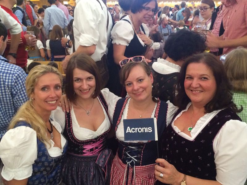 Das Acronis Team (v. l.) Sharon Heidorn, Tanja Diehl und Julia Zeisberger, mit Lilli Kos, IT-BUSINESS. (Bild: IT-BUSINESS)