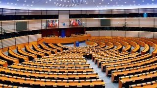 Noch ist Ruhe im EU-Parlament. Doch das wird sich spätestens am Mittwoch ändern. Denn dann stimmt man dort über die neue EU-Verpackungsverordnung (PPWR) ab, wie Plastics Europe Deutschland informiert. Doch der Verein ist nicht begeistert vom Inhalt derselben ... (Bild: EU)