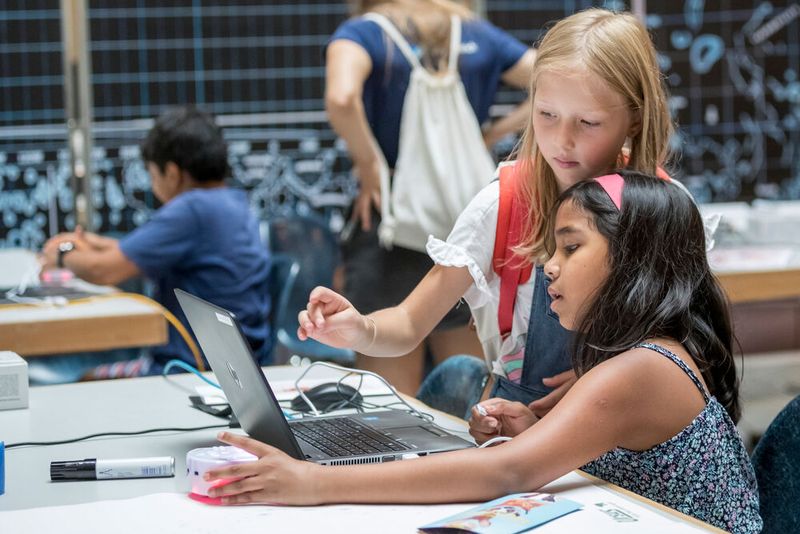 Die Scientifica 2023 lädt Gross und Klein an das grosse Wissenschafts-Festival zum Mitdiskutieren und Mitmachen ein. (Bild: ETH Zürich)