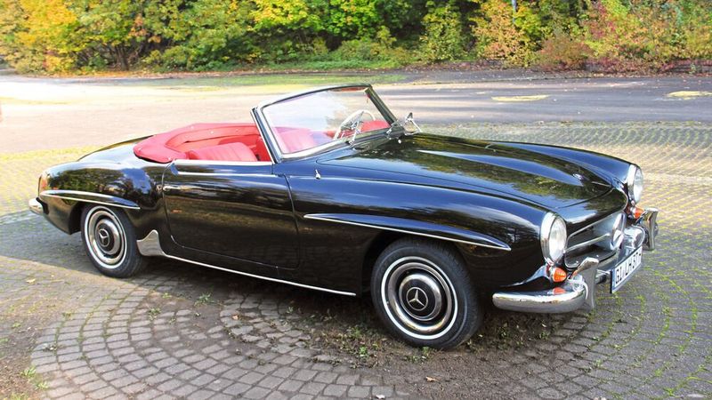 2.Preis: Der Gewinner dieses Mercedes-Benz 190 SL, auch bekannt unter der Modellbezeichnung W 121 B II, wird nie alleine unterwegs sein, eine aparte Blondine fährt im Geiste immer mit: Gemeint ist Rosemarie Nitribitt, die legendäre Lebedame aus Frankfurt, die mit ihrem SL in die Popkultur der Nachkriegsjahre vorstieß. Ihren Roadster wählte sie in Schwarz (Farbcode 040) mit rotem Leder, ebenso wie der amerikanische Erstbesitzer dieses Exemplars von 1962. Sebastian Fetscher aus Lübeck holte den 190 SL nach Deutschland und ließ ihn nach höchsten Qualitätsmaßstäben restaurieren. Doch statt diesen Traumwagen selbst zu fahren, hat er ihn direkt nach Abschluss der Restaurierung gespendet.  (Bild: Lebenshilfe Gießen)