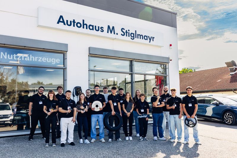 Die neuen Azubis der Stiglmayr-Gruppe: Sie haben im September 2025 ihre Ausbildung begonnen.  (Bild: Stiglmayr)