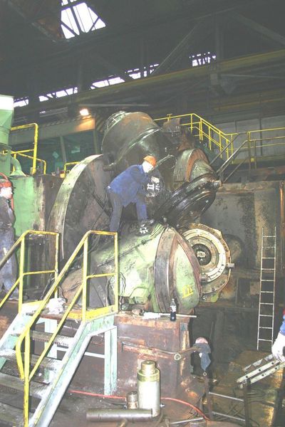 Montage der Walzköpfe im Planetenschrägwalzwerk, hier ohne Laufring und Stützlagergehäuse.  (Bild: NKE Austria)