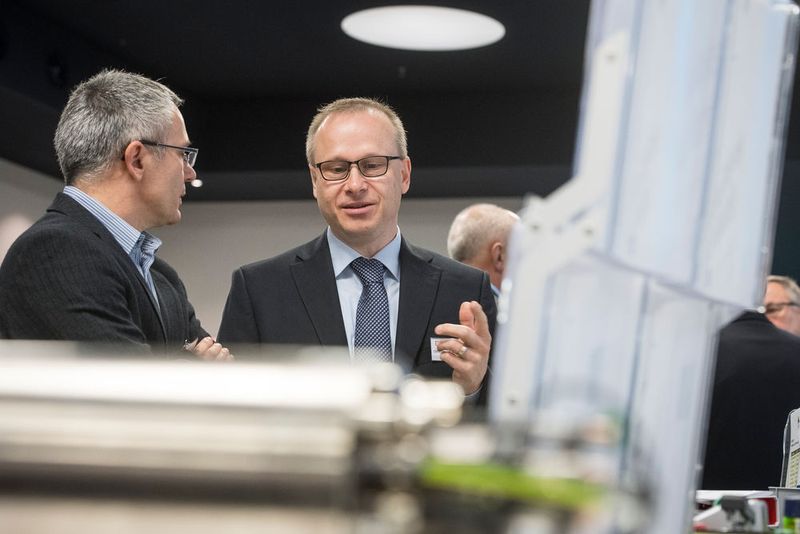 Der Kongress und die Tischmesse im Foyer boten einen angenehmen Rahmen für Gespräche und das Networking. (Thomas Entzeroth)
