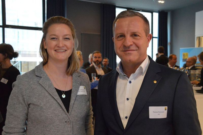 ZDK-Vizepräsident Thomas Peckruhn sprach mit Paulina von Mirbach-Benz von der Onlinebörse Heycar. (Achter / »kfz-betrieb«)