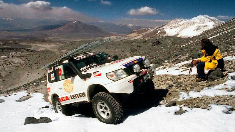 Gut für Rekorde: Am Ojos del Salado in Chile erreichte ein Land Cruiser 2005 die Weltrekordhöhe für Kraftfahrzeuge von 6.358 Metern über NN. (Bild: Toyota)