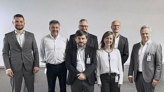 V.l.n.r.: Oliver Kieres (ABB), Volker Wirkus (Bilfinger), Paolo Trivellato (ABB), Jari Tukia (ABB), Diana Garcia (ABB), Maik Herrmann (Bilfinger), Gerald Pilotto (Bilfinger).(Bild:  Bilfinger)