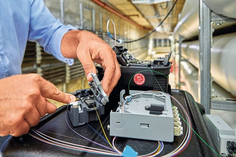 Das Fusionsspleißen ist eine LWL-Anschlusstechnik im Feld. (Bild:  Phoenix Contact)