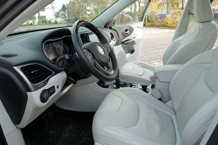 Die Platzverhältnisse sind vorne...  (Achter/»kfz-betrieb«)