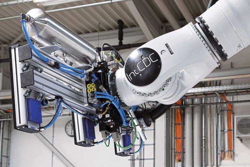 Der Flächengreifer am SWS-L im Einsatz. Das Wechselsystem SWS-L von Schunk, das bis zu 1.300 kg aufnehmen kann, ist die robuste Schnittstelle Endeffektor, hier ein Flächengreifer. (Bild: SCHUNK)