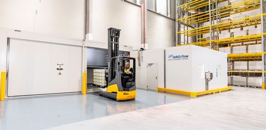 Au cœur du grand entrepôt pharmaceutique de DHL à Florstadt, un train de démonstration de Denios, comprenant une cabine de salle blanche et un conteneur de stockage (REI 120) destiné aux substances inflammables, a désormais été intégré.(Image : Denios SE)