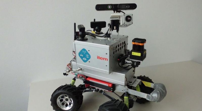 Nicht selten müssen Rettungskräfte ihr eigenes Leben riskieren, um andere Menschen aus Katastrophensituationen zu befreien. In besonders schwerwiegenden Krisensituationen mit hohem Gefahrenpotenzial, beispielsweise ein havariertes Atomkraftwerk, wird es menschlichen Einsatzkräften oft nur unter Einsatz ihres Lebens möglich, zur Abwehr von Gefahren und Eskalationen vor Ort tätig zu werden. Das nahm das Fachgebiet Simulation, Systemoptimierung und Robotik der Technischen Universität Darmstadt zum Anlass, intelligente (teil-)autonomen Robotersysteme zur Unterstützung der Einsatzkräfte in Katastrophenszenarien zu entwickeln. Das auf der diesjährigen CeBIT in Hannover gezeigte intelligente Robotersystem Hector ist dabei nicht nur „Einzelkämpfer“, sondern kann im Bedarfsfall auch im kooperativen Verbund mit weiteren (autonomen) Robotern mit teils komplementären Fähigkeiten, zum Beispiel Quadrocopter, aktiv werden. Neben seinem ursprünglichen Einsatzgebiet wird Hector aber auch zur Kartographierung und Lageerkundung eingesetzt. Sein Können hat das Team Hector unter anderem schon bei diversen internationalen Wettbewerben unter Beweis gestellt, so ist man seit 2014 Weltmeister in der RoboCup Rescue Robot League sowie seit drei Jahren in Folge Träger des Preises für den intelligentesten Rettungsroboter. (Bild und Text: Technische Universität Darmstadt)