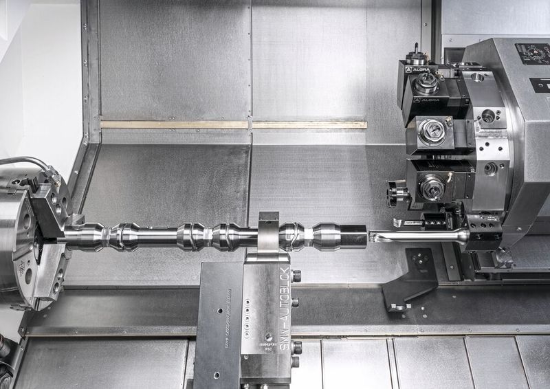 Ein VDI-50-Revolver mit zwölf Werkzeugplätzen ermöglicht eine Vielzahl von Fräsoperationen für die 6-seitige Komplettbearbeitung. (Bild: DMG Mori)
