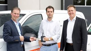 Übergabe der 40 Vito-Transporter (v.l.): Jan-Peter Lahrtz (Mercedes-Benz Niederlassung Hamburg), Nils Fischer (GF Liefery) und Patrick Albrecht (Mercedes-Benz Vertrieb Transporter Deutschland). (Daimler)