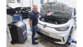 Warum ein Gerät wie Mahles E-Care Fluid nicht nur Sinn macht, sondern beim Wechseln bzw. Auffüllen von Kühlmittel gerade bei E-Fahrzeugen quasi unabdingbar ist, erläutert Mariangelo Troiani, technischer Trainer bei Mahle. (Bild: Dominsky – VCG)