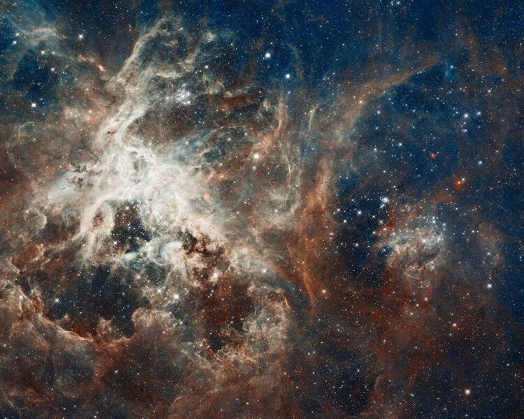 Star Factory 30 Doradus (2012): 30 Doradus ist die hellste Sternentstehungsregion, die in einer Nachbargalaxie sichtbar ist, und die Heimat der massereichsten Sterne, die je gesehen wurden. Zusammengenommen sind die Sterne in diesem Bild millionenfach massereicher als unsere Sonne. Das Bild hat einen Durchmesser von etwa 650 Lichtjahren und enthält einige weitläufige Sterne, von einem der am schnellsten rotierenden Sterne bis hin zum schnellsten und massereichsten entlaufenen Stern. (NASA)