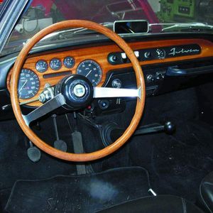 Fiat 500 Nuova: Hier ist ein Schadensgutachten nötig. Doch wer kennt die Preise und Arbeitswerte aus dem Jahr 1960? Kleines Bild: Instrumente und Lenkrad sind nicht ganz stilecht, da nachträgliche Abarth-Einbauten.