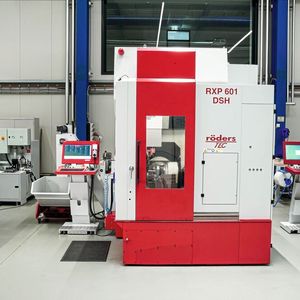 Die 5-achsige RXP 601 DSH im Vorführzentrum von Röders, auf der im Vorfeld auch der überwiegende Teil der Beispielbaugruppe gefertigt wurde.(Bild:  Röders GmbH)