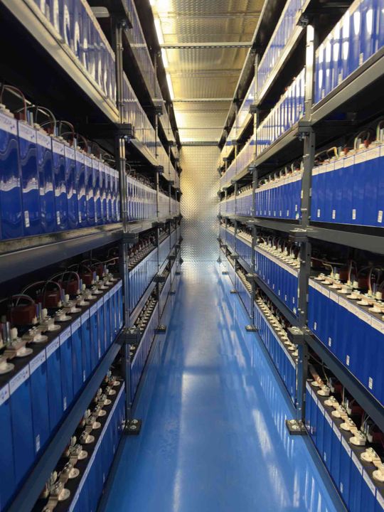 Der Hochleistungsbatteriespeicher im niedersächsischen Sulingen arbeitet mit mehr als 1.500 Batteriezellen, die eine Leistung von 828 kW und eine Kapazität von über 1.300 kWh bereitstellen.(Bild:  KB.energy)