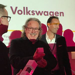 VW setzte sich bei den deutschen Volumenherstellern durch. Den Preis nahm Emmerich Engels, Leiter Volkswagen Vertriebsorganisation Deutschland, entgegen. (Bild:  Seyerlein / »kfz-betrieb«)