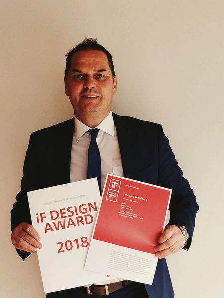 Thomas Peter, Reiner Kartengeräte, hat einen Award für seine 