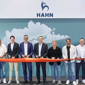 Der Schnitt durchs rote Band: (v.l.) Oliver Reitz (Geschäftsführer Wirtschaft und Stadtmarketing Pforzheim), Peter Boch (Oberbürgermeister Pforzheim), Steffen Stüber (Pfirmann Industriebau), Skoda-Chef Jan-Hendrik Hülsmann, Hahn-Geschäftsführer Klaus Stockhausen, Steffen Hahn, Alexander Buk (Geschäftsführer Seat Deutschland), Erik Händler (Bereichsleiter Händlerorganisation Seat Deutschland), sowie Jörg Berghöfer, Michael Waag und Holger Fink (alle Hahn Automobile).(Bild:  Hahn-Gruppe)