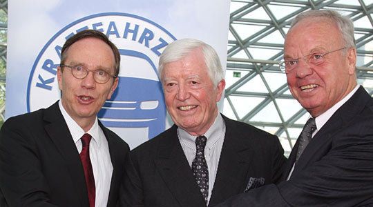Das Dreigestirn des deutschen Automobilhandels: (v.li.) VDA-Präsident Matthias Wissmann, ZDK-Präsident Robert Rademacher und VDIK-Präsident Volker Lange. (Archiv: Vogel Business Media)