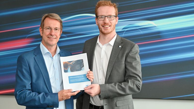 ZDK-Geschäftsführer und -Referent Carsten Bieler (v.l.) präsentieren das Positionspapier des Zentralverbands zur Elektromobilität. (Bild: Bildschön)