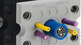 Die Kabeldurchführungsplatte KEL-DPZ-B hat eine Nutzfläche von 46 × 46 mm. Dort lassen sich bis zu 25 Leitungen oder auch Pneumatikschläuche abdichten sowie zugentlasten. (Bild: Icotek)