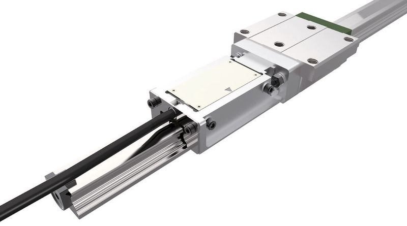 Leistungssteigerung durch neue Linear-Produktgenerationen: Schaeffler hat zur integrierten Wegemessung in Hauptachsen das Messsystem der Baureihe LMSA (Längen-Mess-System-Analog) entwickelt. Es zeichnet sich durch eine hohe Robustheit aus, ist unempfindlich gegenüber magnetischen Störfeldern und arbeitet hysteresefrei, also ohne jeglichen Magnetismus oder Rest-Magnetismus (hier: Vierreihige Kugelumlaufeinheit KUVE-B mit integriertem Messsystem LMSA). (Schaeffler)