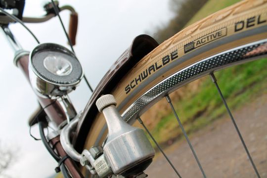 Der Seitenläuferdynamo datiert den erste Schritt der elektrischen Fahrradbeleuchtung.(Bild:  www.pd-f.de)