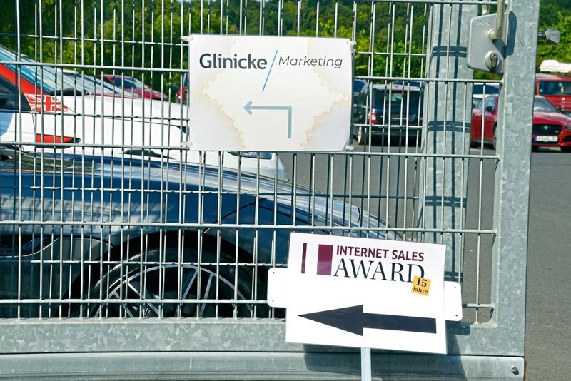 Perfekt vorbereitet: Das Glinicke-Team erwartet die Jury des Internet Sales Award. (Bild: Achter)