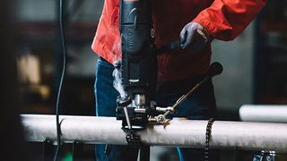 Mit dem T-Drill T-65 SS gelingt es besonders einfach und ergonomisch, Verzweigungsstellen an Edelstahlrohren zu schaffen. Dabei spare das T-Drill-Verfahren von T-Drill aus Finnland einigen Aufwand ein, den andere Methoden mit sich brächten. (Tuukka Kiviranta)