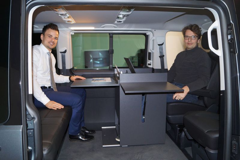 Ein werkzeugfrei herausnehmbarer Schreibtisch auf einer Gleitführung von Igus ermöglicht das Arbeiten an zwei Monitoren und mit integriertem Multifunktionsdrucker und macht aus dem Camper ein gut ausgestattetes Büromobil.  (Igus)